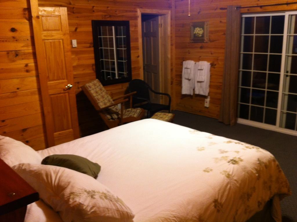 Lake Lauzon Resort Blind River Oda fotoğraf